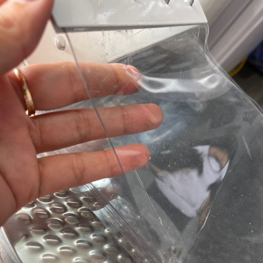 Rèm nhựa PVC ngăn lạnh điều hòa trắng trong HAKA | Dày 1.5mm, 2.0mm | Đầy đủ phụ kiện treo cố định | Trắng trong suốt