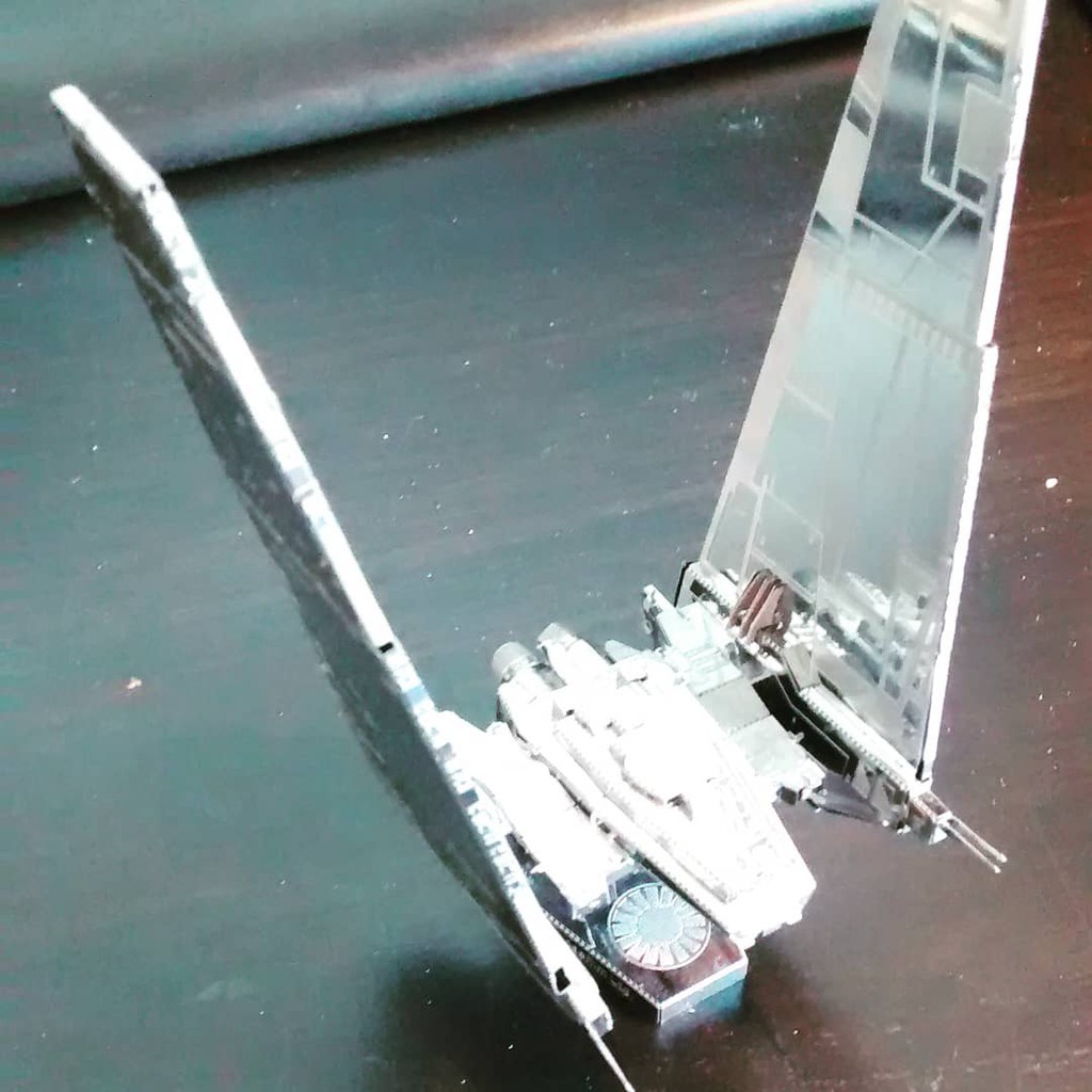 Mô Hình Lắp Ráp 3D Kim Loại Phi Thuyền Kylo Ren's Command Shuttle trong phim Star Wars [ Chưa Lắp]
