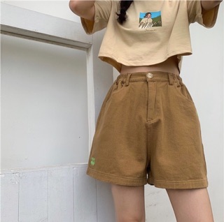Quần shorts thêu hoa cúc