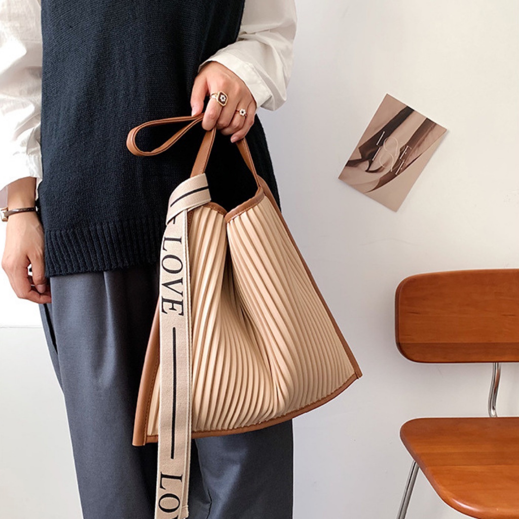 Túi Xách Nữ Lớn Hàn Quốc Túi Đeo Vai Xếp Ly Kèm Dây Đai Trang Trí - La002