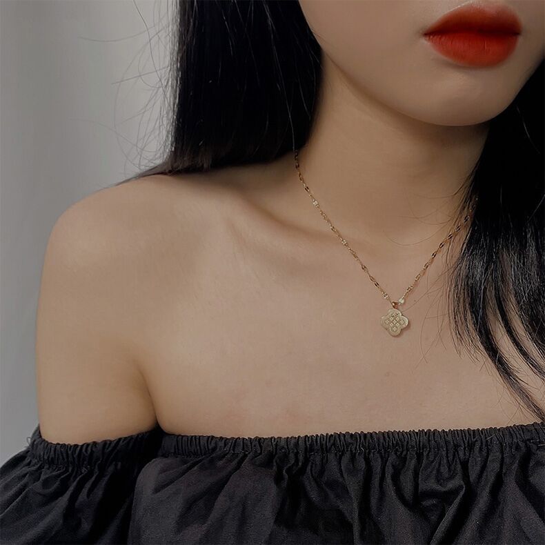 Dây chuyền mặt hình cỏ bốn lá bằng thép titan màu vàng thời trang dành cho nữ