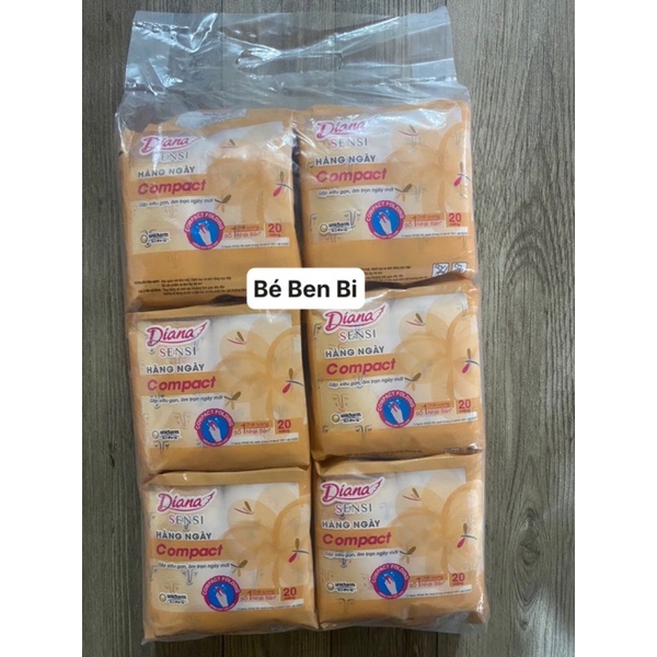 Băng vệ sinh Diana Hàng ngày Sensi Compact gói 40/20 miếng mỏng nhẹ 15.5mm