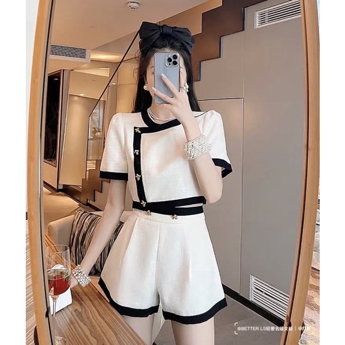 Set áo croptop trắng đắp viền đen kèm quần shorts