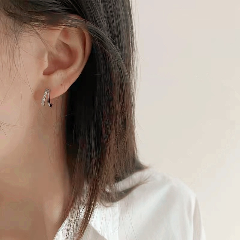 Bông tai móc tròn đính đá chữ V khuyên tai nữ văn phòng
