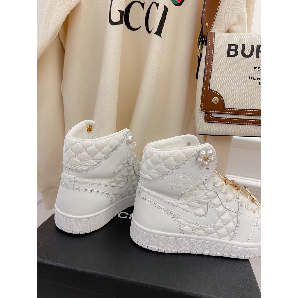 Già sneaker nữ cao cổ da thật cao cấp 𝘾𝙝𝙖𝙣𝙚𝙡 𝘾𝙝𝙖𝙣n𝙚𝙡 CN kiểu dáng nữ tính, trẻ trung