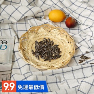 Đĩa tre đựng hạt hướng dương, bánh kẹo