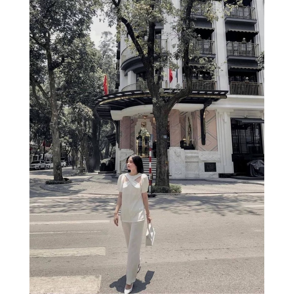 Áo Phom Suông Xoắn Cổ Cut Out (ĐEN)