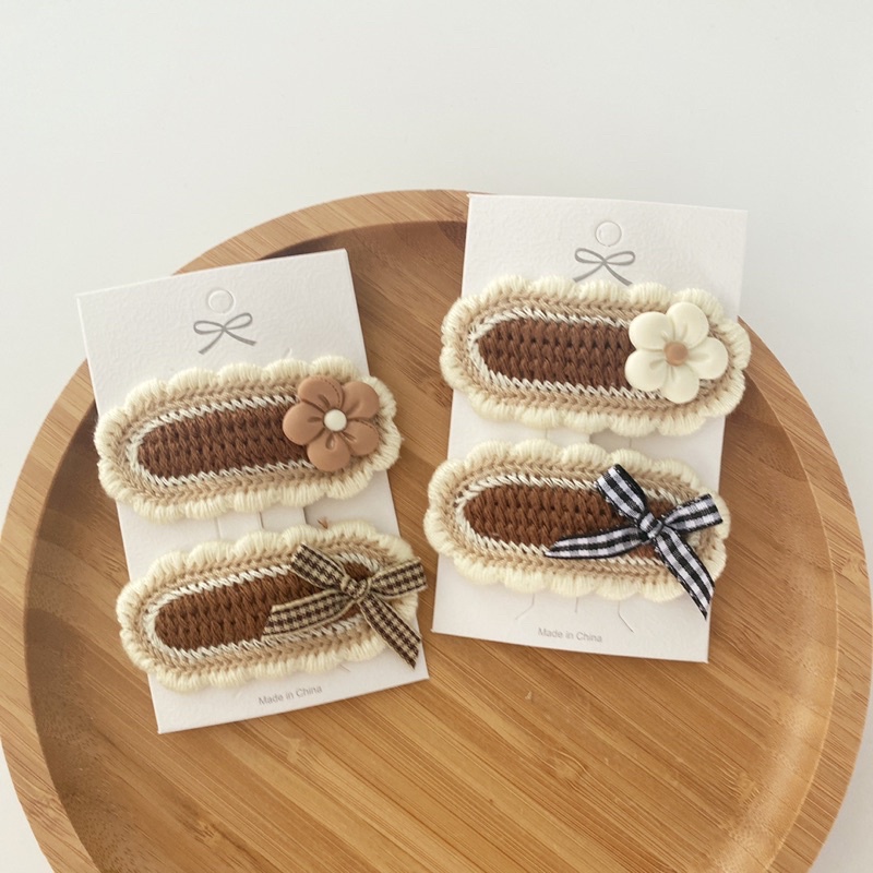 Set 2 kẹp tóc xinh xắn cho bé gái màu nâu be phong cách Hàn Quốc