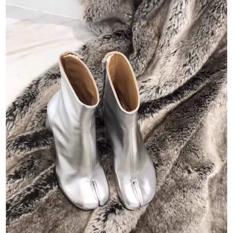 Sẵn đen xi 37 - Bốt nữ xẻ móng lợn xuất xịn MAISON MARGIELA gót trụ 7-8cm order
