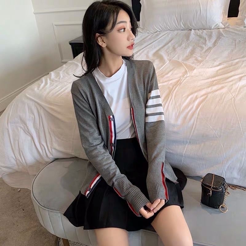 Áo Khoác Cardigan Nam Nữ Chất Len Xám Sọc Viền Đỏ & Xanh Cúc Cài Form Nữ Bó (thomb New) | BigBuy360 - bigbuy360.vn