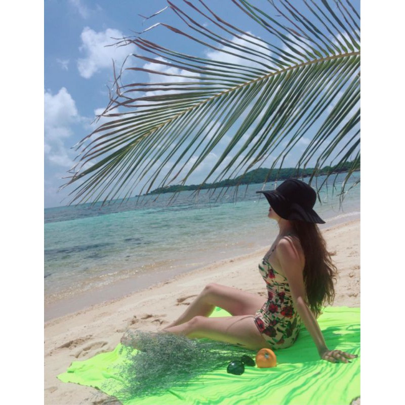 Bikini một mảnh họa tiết hoa hồng