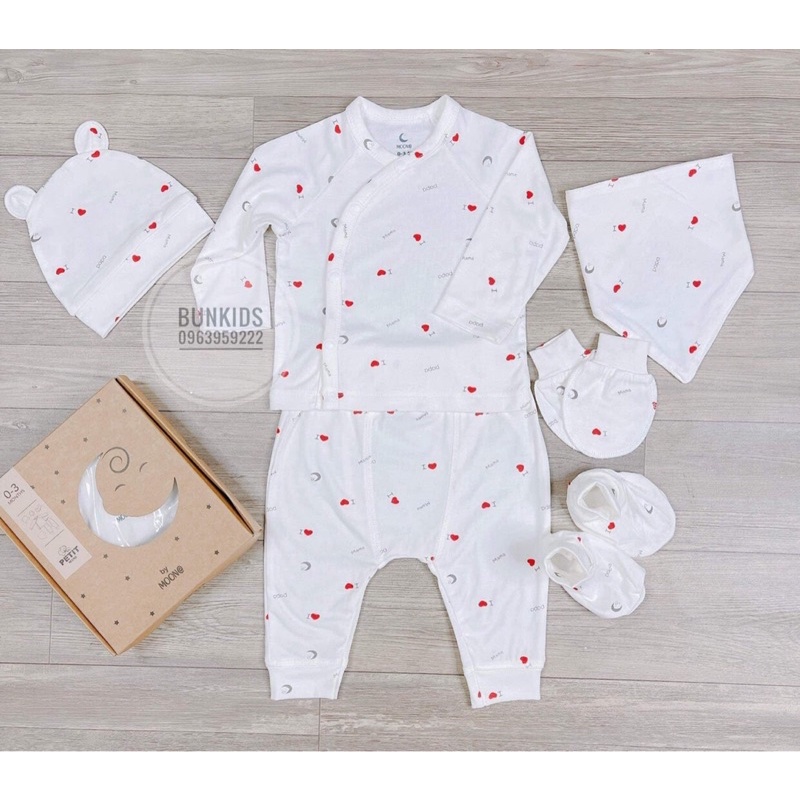 Set bộ sơ sinh petit Moon kèm hộp gồm 5 sản phẩm (bộ quần áo + bao tay chân+ yếm + mũ )(như ảnh)