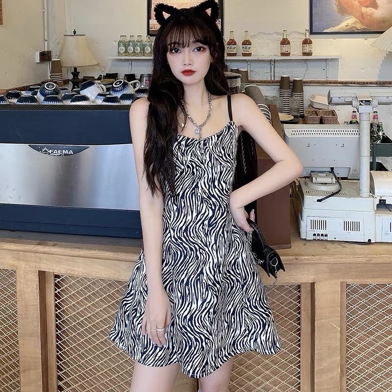 Set Váy Vằn 2 Dây kèm Áo Khoác Tăm Đen Cúc Dọc