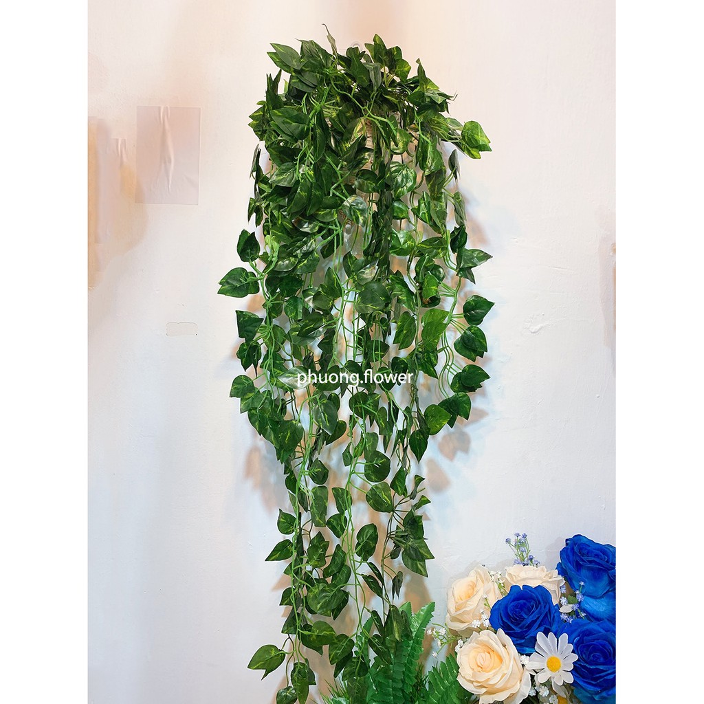 Giỏ treo chùm dây lá hoặc hoa bằng cói nhân tọa khung kim loại sơn thuận tiện trong việc trang trí