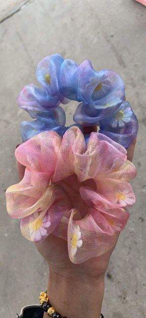 Cột tóc vải Scrunchies ombre hoa cúc ẩn