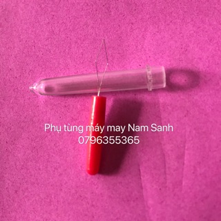 Dụng cụ hỗ trợ xỏ chỉ qua kim