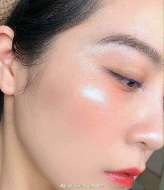 Phấn bắt sáng Catrice Glow xách tay Đức