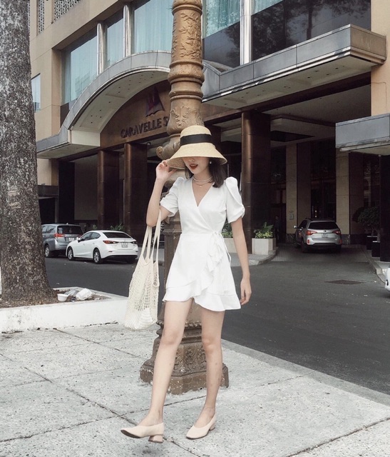 Đầm trắng cổ V đắp tà | BigBuy360 - bigbuy360.vn