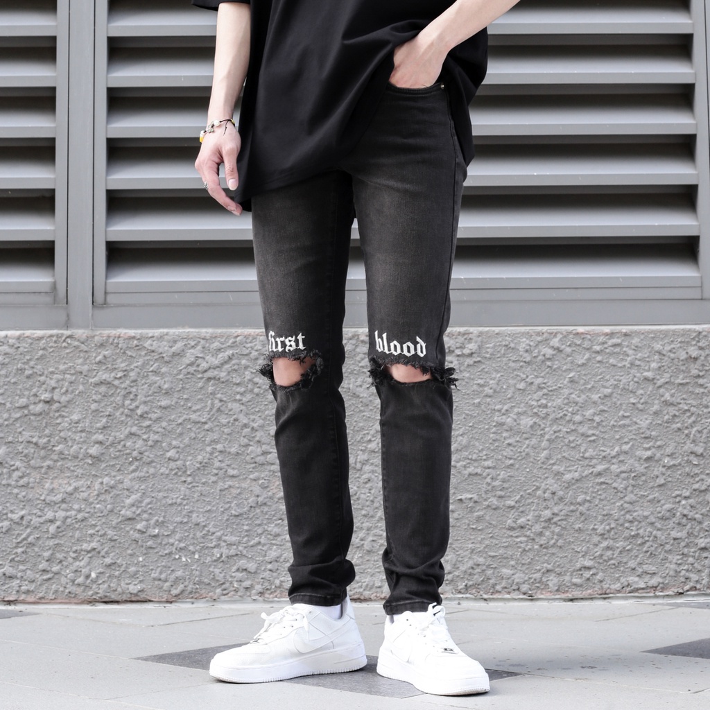 Quần Jean Nam Màu Xám Rách Gối Thêu Chữ First Blood Màu Trắng Chất Liệu Cotton Co Giãn Ống Ôm Form Skinny