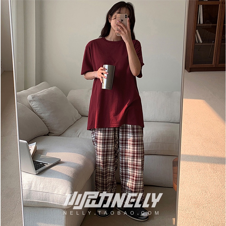 Áo phông Nelly Heybig ngắn tay trơn màu đỏ đô