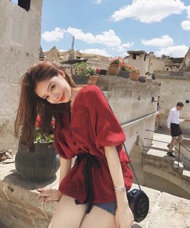 Áo đỏ thắt eo