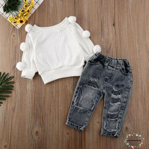 Bộ trang phục gồm áo len đính bóng lông kềm quần denim phối vết rách cho bé gái mặc mùa đông