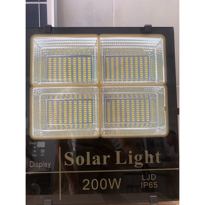 Đèn năng lượng mặt trời 3 màu ánh sáng Trắng, Vàng, Trung tính công suất 200W chuyên chiếu sáng sân vườn, công trình