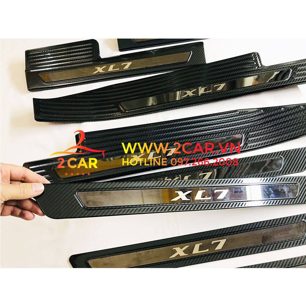 Ốp bậc cửa, nẹp bước chân cacbon xe Suzuki XL7 2019- 2021 vân carbon cao cấp