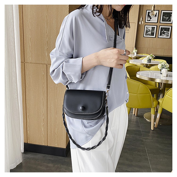 Túi xách nữ hình bầu quai tết da trơn đen trắng chất dày dặn ZBK7885 có đựng vừa điện thoại