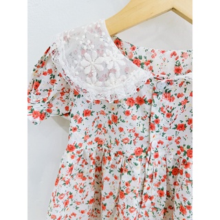 váy hoa đỏ cổ ren trắng bé gái