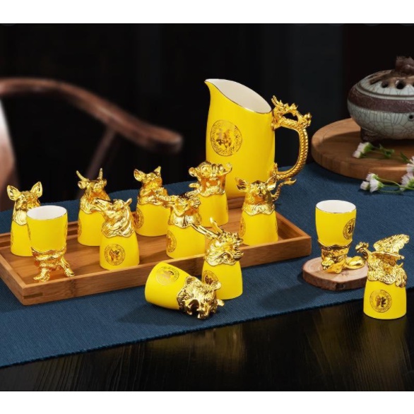 Bộ Ấm Trà, Ly Uống Rượu 12 Con Giáp Gốm Sứ Mạ Vàng 18k Đựng Trong Vali Cao Cấp - Quà Biếu Tết Sang Trọng 2022