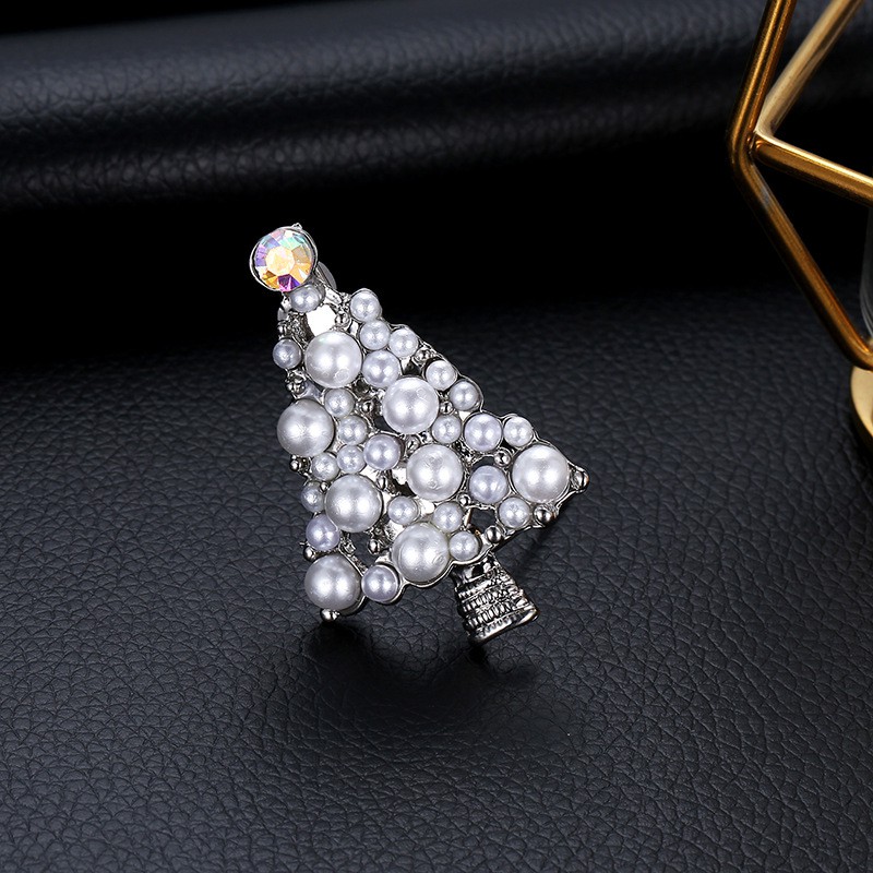 A unique Christmas tree pin