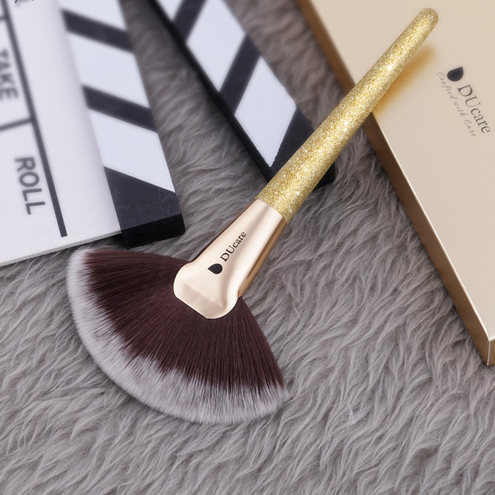 Cọ trang điểm DUcare 1 PC Fan Brush Highlighter