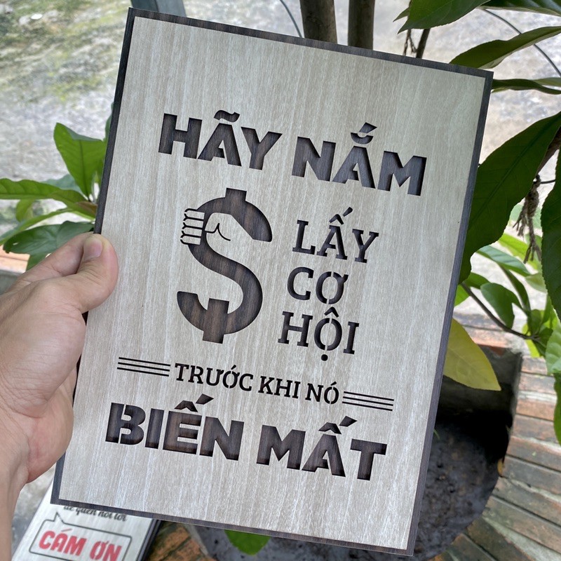 Tranh Gỗ Decor Treo Tường LEVU071 &quot;hãy nắm lấy cơ hội trước khi nó biến mất&quot;