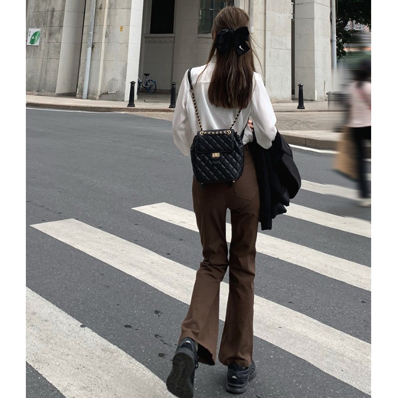 Quần jean lưng cao ống loe form ôm theo phong cách retro dễ phối đồ