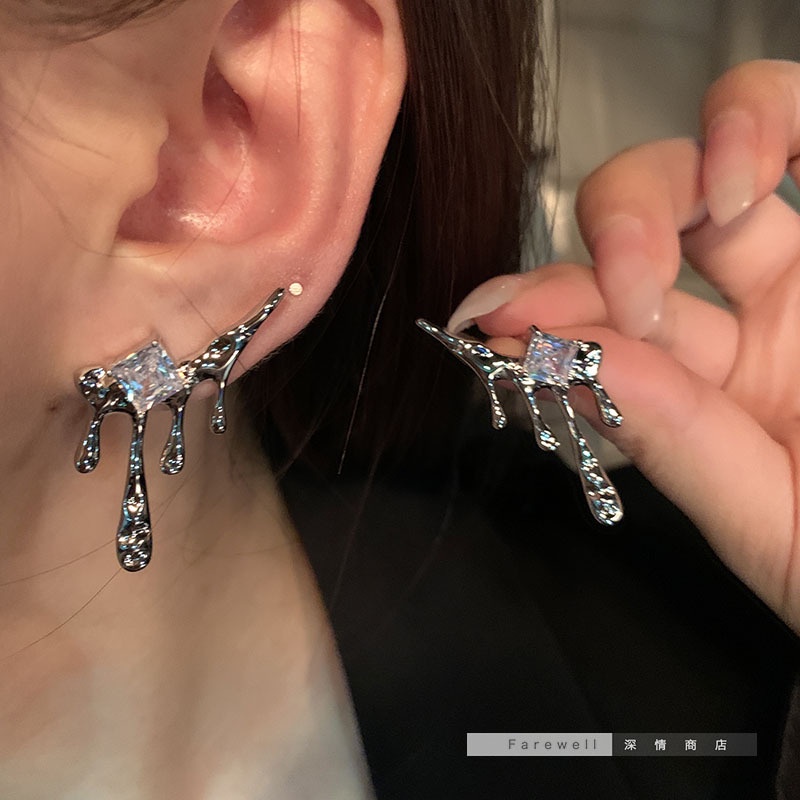 Khuyên Tai Hình Trái Tim Phong Cách Tối Màu Phong Cách Mới 2022