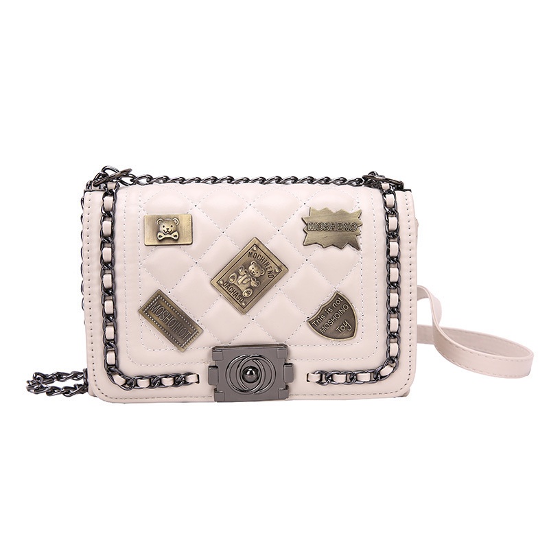 Túi xách IELGY vuông nhỏ dây xích đeo chéo hoạ tiết hình thoi đính huy hiệu retro