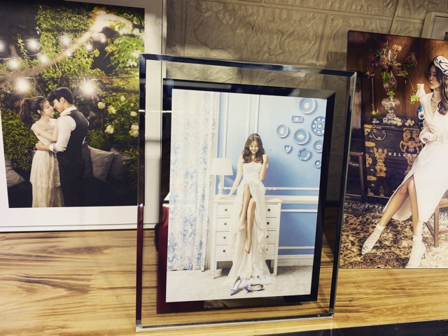 Ảnh khung kính trang trí bàn tiệc cưới khổ 20x30 | BigBuy360 - bigbuy360.vn