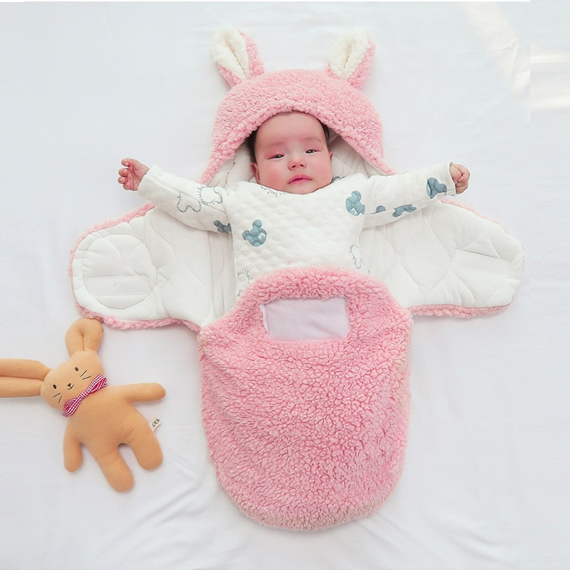 Chăn Ủ Lông Cừu Cho Bé 0-6 Tháng Có Mũ Loại Dày 3 Lớp Trần Bông Tai Thỏ U01