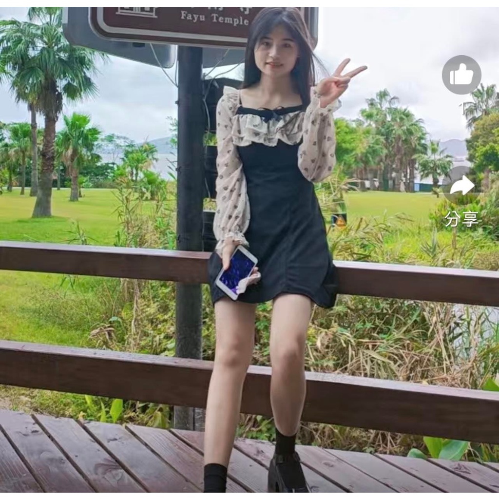 Đầm tay dài cổ vuông họa tiết phong cách vintage