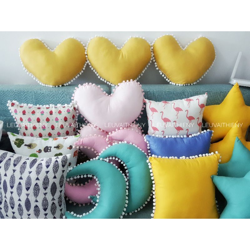Gối trái tim màu vàng, Gối đã nhồi bông 40x40cm. Vải Linen dày cao cấp.Gối tựa trang trí viền pompom