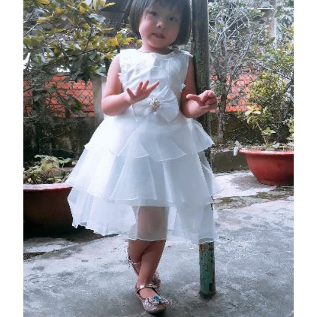 Váy công chúa màu trắng