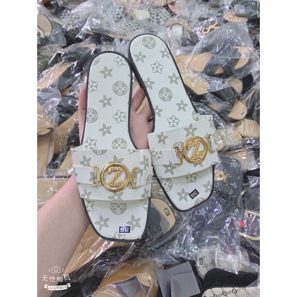 dép quai ngang in hình khoá tròn trong có chữ Z. bao bền đẹp. nắng mưa đều mang được. cam kết như hình. ( hình tự chụp )