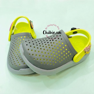 Dép sục trẻ em crocs literide màu xám lót xanh lá quai gắn nút