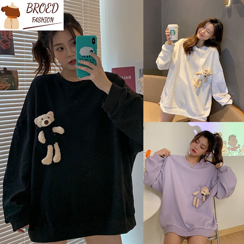 Áo sweater vải cotton mỏng dáng rộng cổ tròn có túi họa tiết chú gấu đáng yêu | BigBuy360 - bigbuy360.vn