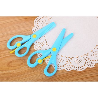Kéo cắt giấy thủ công