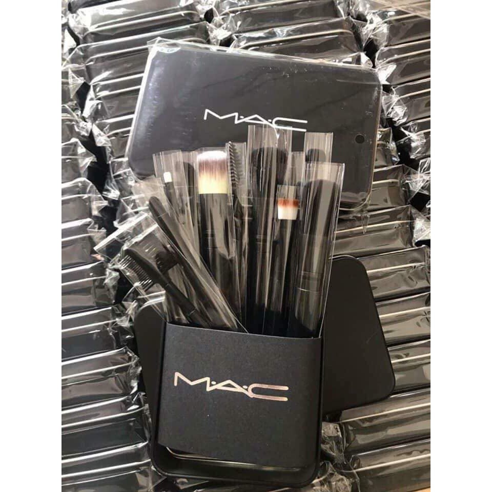 Bộ cọ trang điểm MAC... 1 set mà gồm tới hơn chục loại cọ, đầy đủ và rất chi tiết nhé chị em