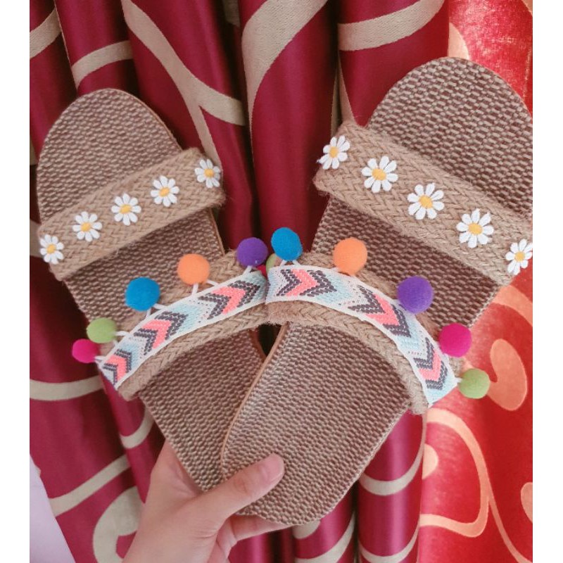 Dép cói handmade bông cúc tua rua