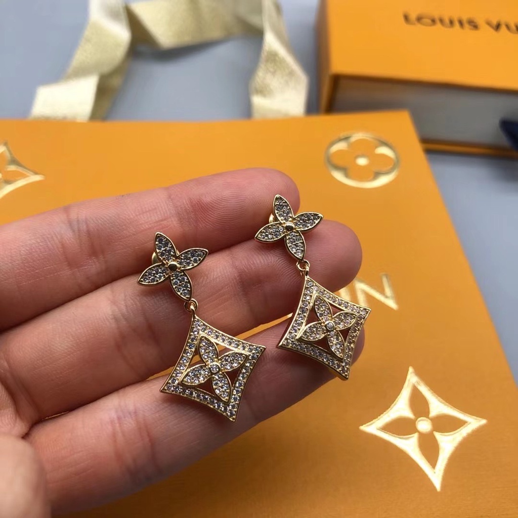 Khuyên Tai Đinh Tán Họa Tiết Chữ Louis Vuitton Thanh Lịch Dễ Thương Tinh Tế Thời Trang