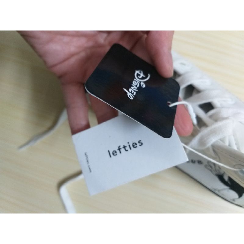 Giày hiệu Disney Mickey Mouse mới nguyên tag size 36 thanh lý